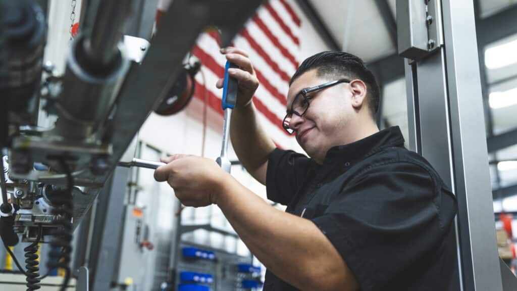 Service en aftersales medewerker die werkt aan een deur systeem mechanisme